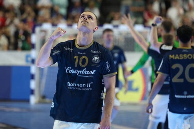 GER, Lanxess Arena Koeln, HBL, LIDL FINAL4, Men, 2. Halbfinale: bergischer HC vs. SC Magdeburg 18.04.2026, Lanxess Arena , Koeln , GER, Lanxess Arena Koeln, HBL, LIDL FINAL4, Men, 2. Halbfinale: bergischer HC vs. SC Magdeburg, im Bild: Finn Hangstein (BHC 10), freut sich das Lukas Becher (BHC 7), beim 7 Meter werfen getroffen hat