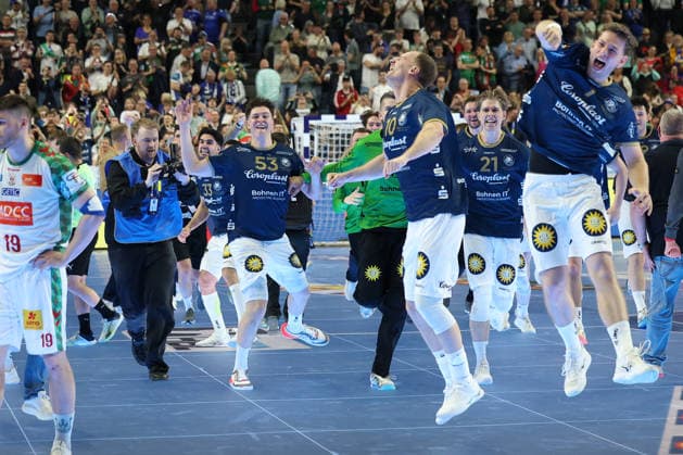 GER, Lanxess Arena Koeln, HBL, LIDL FINAL4, Men, 2. Halbfinale: bergischer HC vs. SC Magdeburg 18.04.2026, Lanxess Arena , Koeln , GER, Lanxess Arena Koeln, HBL, LIDL FINAL4, Men, 2. Halbfinale: bergischer HC vs. SC Magdeburg, im Bild: die Mannschaft des BHC freut sich ausgelassen dass sie gewonnen haben und ins Endspiel eingezogen sind Finn Hangstein (BHC 10), Lukas Becher (BHC 7),