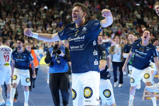 GER, Lanxess Arena Koeln, HBL, LIDL FINAL4, Men, 2. Halbfinale: bergischer HC vs. SC Magdeburg 18.04.2026, Lanxess Arena , Koeln , GER, Lanxess Arena Koeln, HBL, LIDL FINAL4, Men, 2. Halbfinale: bergischer HC vs. SC Magdeburg, im Bild: die Mannschaft des BHC freut sich ausgelassen dass sie gewonnen haben und ins Endspiel eingezogen sind , Lukas Becher (BHC 7), , Kim Voss-Fels (BHC 21),