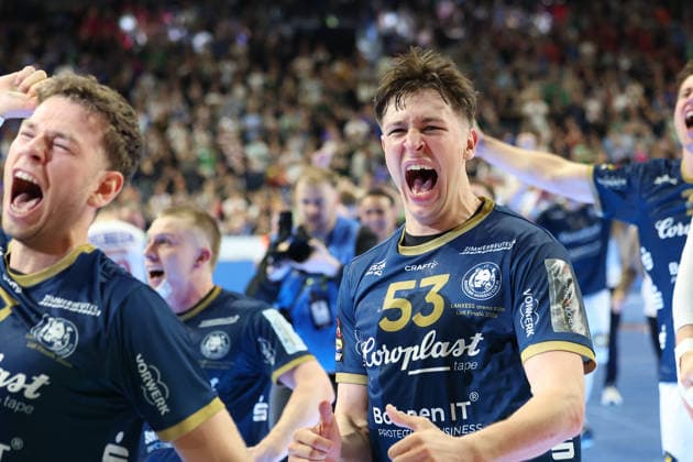 GER, Lanxess Arena Koeln, HBL, LIDL FINAL4, Men, 2. Halbfinale: bergischer HC vs. SC Magdeburg 18.04.2026, Lanxess Arena , Koeln , GER, Lanxess Arena Koeln, HBL, LIDL FINAL4, Men, 2. Halbfinale: bergischer HC vs. SC Magdeburg, im Bild: die Mannschaft des BHC freut sich ausgelassen dass sie gewonnen haben und ins Endspiel eingezogen sind , Lukas Becher (BHC 7), Soeren Steinhaus (BHC 53), Noah Beyer (BHC 2),