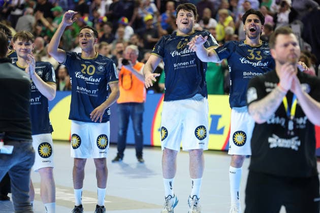 GER, Lanxess Arena Koeln, HBL, LIDL FINAL4, Men, 2. Halbfinale: bergischer HC vs. SC Magdeburg 18.04.2026, Lanxess Arena , Koeln , GER, Lanxess Arena Koeln, HBL, LIDL FINAL4, Men, 2. Halbfinale: bergischer HC vs. SC Magdeburg, im Bild: die Mannschaft des BHC freut sich ausgelassen dass sie gewonnen haben und ins Endspiel eingezogen sind, Noah Beyer (BHC 2), Julian Fuchs (BHC 46), Aron Seesing (BHC 49), Eloy Morante Maldonado (BHC 33), Belal Ibrahim Massoud (BHC 20),