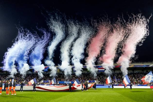 AUXERRE - Fireworks during the World Cup Qualifying match between France (women) and the Netherlands (women) at Stade AbbÃ -Deschamps on April 18, 2026 in Auxerre, France. TOBIAS KLEUVER ANP FIFA Women s World Cup 2027 Qualifier 2025-2026 xVIxANPxSportx xxANPxIVx 556156646 originalFilename: 556156646.jpg