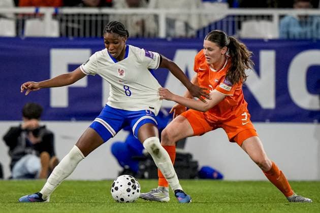 AUXERRE - (lr) Grace Geyoro of France, Renee van Asten of the Netherlands during the World Cup Qualifying match between France (women) and the Netherlands (women) at Stade AbbÃ -Deschamps on 18 April 2026 in Auxerre, France. TOBIAS KLEUVER ANP FIFA Women s World Cup 2027 Qualifier 2025-2026 xVIxANPxSportx xxANPxIVx 556158097 originalFilename: 556158097.jpg