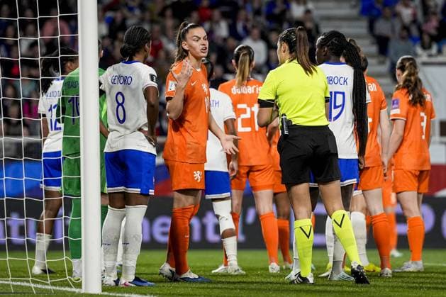 AUXERRE - (lr) RomÃ e Leuchter of the Netherlands, Referee Maria Sole Ferrieri Caput during the World Cup Qualifying match between France (women) and the Netherlands (women) at Stade AbbÃ -Deschamps on 18 April 2026 in Auxerre, France. TOBIAS KLEUVER ANP FIFA Women s World Cup 2027 Qualifier 2025-2026 xVIxANPxSportx xxANPxIVx 556158531 originalFilename: 556158531.jpg