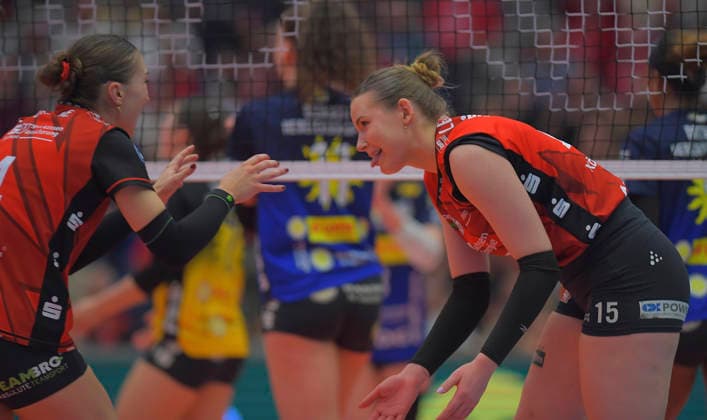 18.04.2026, Dresdner Jubel, Dresdens Marta Levinska und Dresdens Lorena Lorber Fijok , Volleyball, Damen, Finalrunde, Dresdner SC - VfB Suhl, (c) Dresden