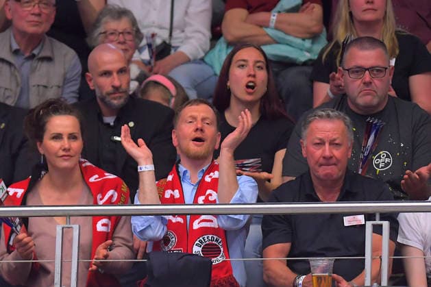 18.04.2026, Ministerpräsident Michael Kretschmer mit Ehefrau Annett Hofmann und DSC-Präsident Hubert Körner, Volleyball, Damen, Finalrunde, Dresdner SC - VfB Suhl 2:3, (c) Dresden
