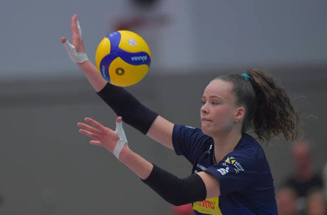 18.04.2026, Suhls Laura Berger beim Aufschlag, Volleyball, Damen, Finalrunde, Dresdner SC - VfB Suhl 2:3, (c) Dresden