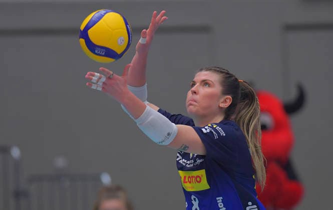18.04.2026, Suhls Mackenzy Foley beim Aufschlag, Volleyball, Damen, Finalrunde, Dresdner SC - VfB Suhl, (c) Dresden