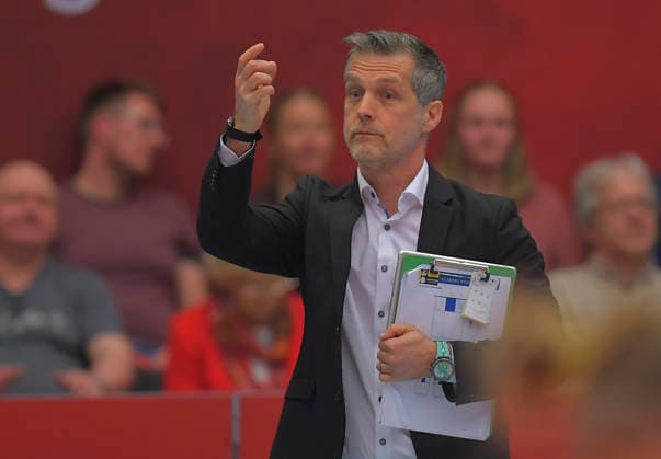18.04.2026, Suhls Trainer Laszlo Hollosy, Volleyball, Damen, Finalrunde, Dresdner SC - VfB Suhl, (c) Dresden