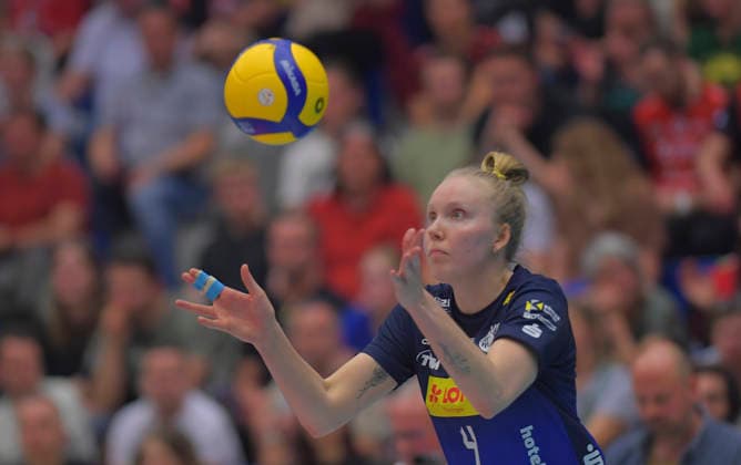 18.04.2026, Suhls Roosa Laakkonen beim Aufschlag, Volleyball, Damen, Finalrunde, Dresdner SC - VfB Suhl, (c) Dresden