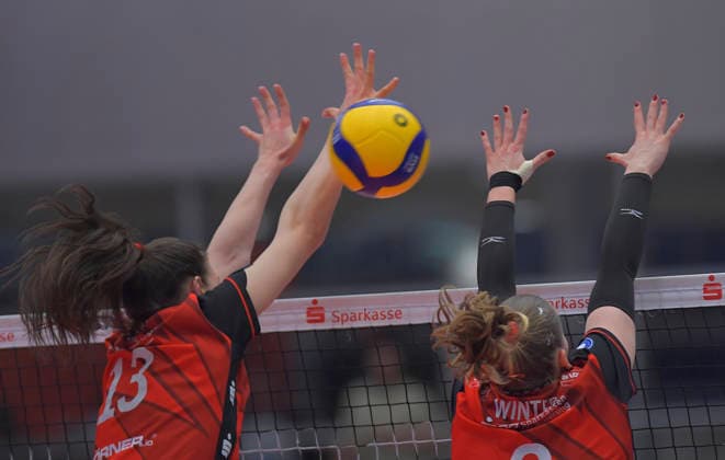 18.04.2026, Dresdens Florentine Rosemann und Dresdens Larissa Winter blocken, Volleyball, Damen, Finalrunde, Dresdner SC - VfB Suhl, (c) Dresden