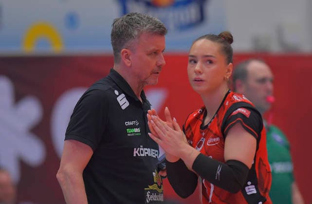 18.04.2026, Dresdens Trainer Alexander Waibl spricht mit Dresdens Lorena Lorber Fijok, Volleyball, Damen, Finalrunde, Dresdner SC - VfB Suhl 2:3, (c) Dresden