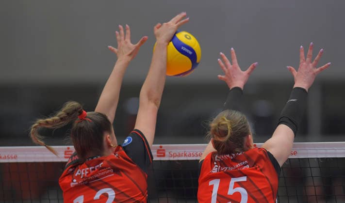 18.04.2026, Block Abwehr Dresdens Marta Levinska und Dresdens Mette Pfeffer, Volleyball, Damen, Finalrunde, Dresdner SC - VfB Suhl, (c) Dresden