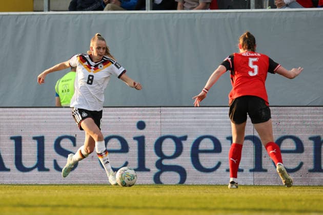18.04.2026, xgrfx, Fussball WM Qualifikation Frauen, Österreich - Deutschland v.l. Vivien Endemann (Deutsche Frauennationalmannschaft), Claudia Wenger (Österreich) (DFL DFB REGULATIONS PROHIBIT ANY USE OF PHOTOGRAPHS as IMAGE SEQUENCES and or QUASI-VIDEO) Ried