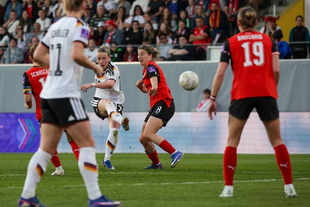 18.04.2026, xgrfx, Fussball WM Qualifikation Frauen, Österreich - Deutschland v.l. Franziska Kett (Deutsche Frauennationalmannschaft), Barbara Dunst (Österreich) (DFL DFB REGULATIONS PROHIBIT ANY USE OF PHOTOGRAPHS as IMAGE SEQUENCES and or QUASI-VIDEO) Ried