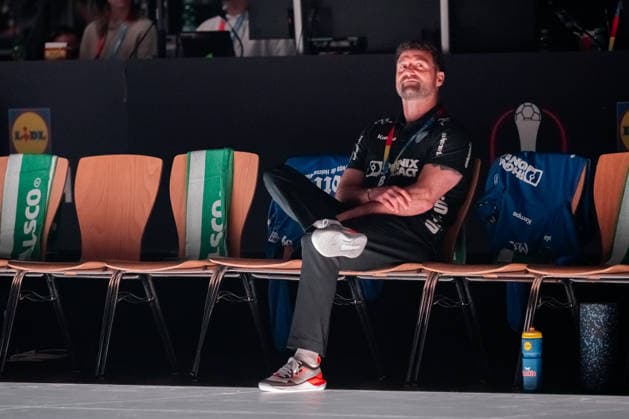 Köln, 18.04.2026, Handball, Herren, Lidl Final4, DHB Pokal, Halbfinale, TBV Lemgo Lippe - Füchse Berlin Florian Kehrmann (Trainer TBV Lemgo) vor dem Spiel auf der Spielerbank Köln Lanxess Arena NRW Germany