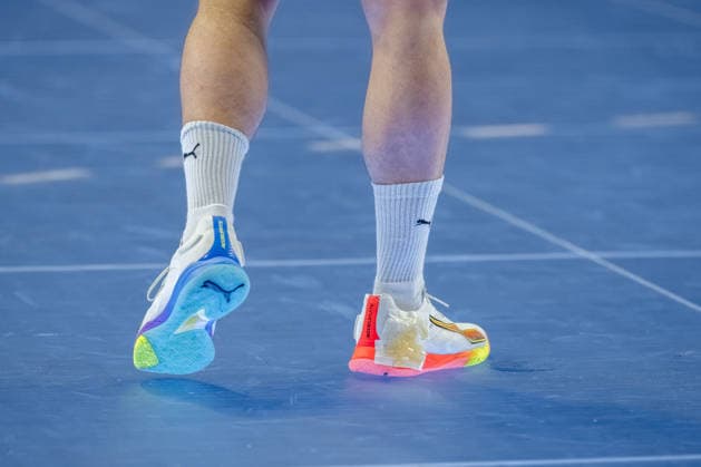 Köln, 18.04.2026, Handball, Herren, Lidl Final4, DHB Pokal, Halbfinale, TBV Lemgo Lippe - Füchse Berlin Puma Hallenschuhe leuchten auf dem LED-Glasboden Köln Lanxess Arena NRW Germany