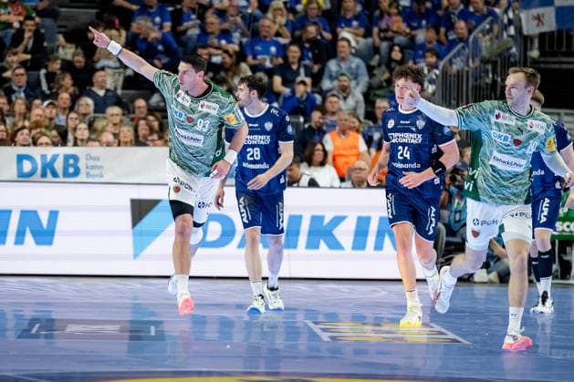 Köln, 18.04.2026, Handball, Herren, Lidl Final4, DHB Pokal, Halbfinale, TBV Lemgo Lippe - Füchse Berlin Mijajlo Marsenic (Füchse Berlin, 93) und Mathias Gidsel (Füchse Berlin, 19) jubeln Richtung Fankurve Köln Lanxess Arena NRW Germany