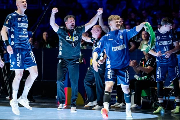 Köln, 18.04.2026, Handball, Herren, Lidl Final4, DHB Pokal, Halbfinale, TBV Lemgo Lippe - Füchse Berlin Florian Kehrmann (Trainer TBV Lemgo) jubelt während einer Auszeit Köln Lanxess Arena NRW Germany