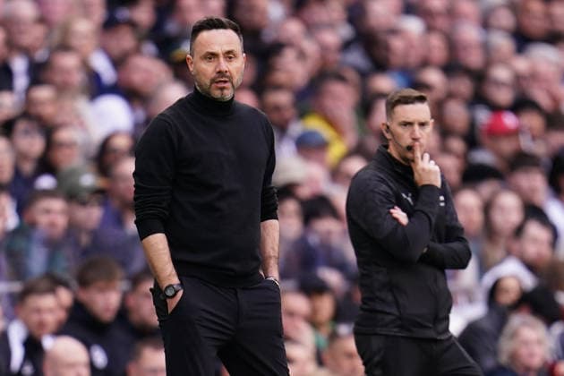 Premier League: Tottenham Hotspur v Brighton & Hove Albion Roberto De Zerbi manager of Tottenham Hotspur watches on during the Premier League match Tottenham Hotspur vs Brighton & Hove Albion at Tottenham Hotspur Stadium, London, United Kingdom on 18 April 2026 (Photo by Harvey Murphy News Images) Copyright: xHarveyxMurphy NewsxImagesx
