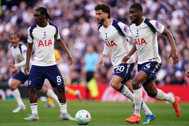 Premier League: Tottenham Hotspur v Brighton & Hove Albion Tottenham Hotspur players surround the ball during the Premier League match Tottenham Hotspur vs Brighton & Hove Albion at Tottenham Hotspur Stadium, London, United Kingdom on 18 April 2026 (Photo by Harvey Murphy News Images) Copyright: xHarveyxMurphy NewsxImagesx