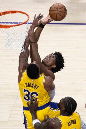 April 18, 2026, Los Angeles, California, USA: Houston RocketsÃ¢â‚¬â ¢ Amen Thompson (1) shoots under pressure from Los Angeles LakersÃ¢â‚¬â ¢ Marcus Smart (36) during Game 1 of a first-round NBA, Basketball Herren, USA playoff series at Crypto.com Arena on Saturday, April 18, 2026 in Los Angeles. Los Angeles USA - ZUMAc68_ 20260418_zaf_c68_001 Copyright: xRingoxChiux