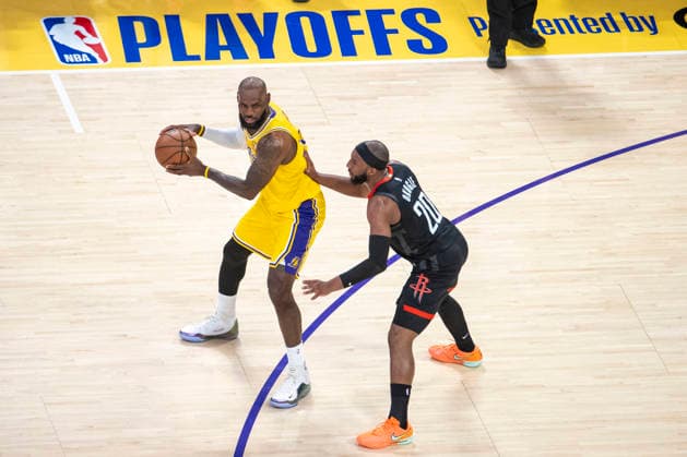 April 18, 2026, Los Angeles, California, USA: Los Angeles LakersÃ¢â‚¬â ¢ LeBron James (23) is defended by Houston RocketsÃ¢â‚¬â ¢ Josh Okogie (20) during Game 1 of a first-round NBA, Basketball Herren, USA playoff series at Crypto.com Arena on Saturday, April 18, 2026 in Los Angeles. Los Angeles USA - ZUMAc68_ 20260418_zaf_c68_005 Copyright: xRingoxChiux