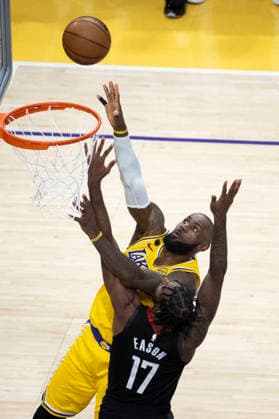 April 18, 2026, Los Angeles, California, USA: Los Angeles LakersÃ¢â‚¬â ¢ LeBron James (23) shoots against Houston RocketsÃ¢â‚¬â ¢ Tari Eason (17) during Game 1 of a first-round NBA, Basketball Herren, USA playoff series at Crypto.com Arena on Saturday, April 18, 2026 in Los Angeles. Los Angeles USA - ZUMAc68_ 20260418_zaf_c68_056 Copyright: xRingoxChiux