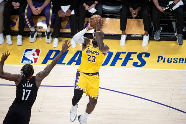 April 18, 2026, Los Angeles, California, USA: Los Angeles LakersÃ¢â‚¬â ¢ LeBron James (23) shoots against Houston RocketsÃ¢â‚¬â ¢ Tari Eason (17) during Game 1 of a first-round NBA, Basketball Herren, USA playoff series at Crypto.com Arena on Saturday, April 18, 2026 in Los Angeles. Los Angeles USA - ZUMAc68_ 20260418_zaf_c68_062 Copyright: xRingoxChiux
