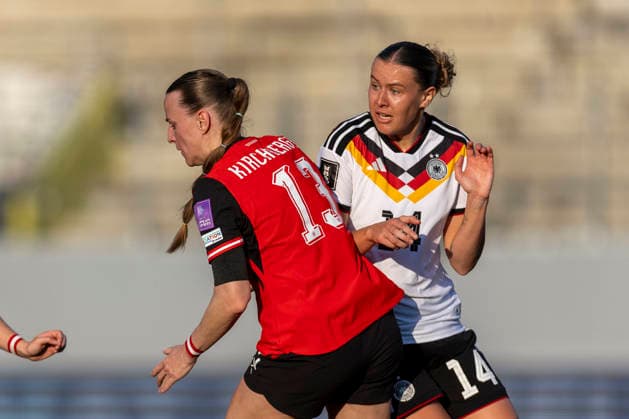 AUT, Ried im Innkreis, Fußball, Frauen WM Qualifikation, 4. Spieltag, Oesterreich vs. Deutschland im Bild v.l.: Virginia Kirchberger (Austria 13), Larissa Muehlhaus (Germany 14), Zweikampf 18.04.2026, BWT X Oberoesterreichische Arena Ried im Innkreis UEFA REGULATIONS PROHIBIT ANY USE OF PHOTOGRAPHS AS IMAGE SEQUENCES AND OR QUASI-VIDEO, Copyright: HMBxMedia PaulxFritz