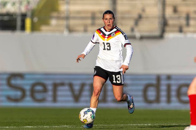 AUT, Ried im Innkreis, Fußball, Frauen WM Qualifikation, 4. Spieltag, Oesterreich vs. Deutschland im Bild v.l.: Carlotta Wamser (Germany 13), Aktion mit Ball 18.04.2026, BWT X Oberoesterreichische Arena Ried im Innkreis UEFA REGULATIONS PROHIBIT ANY USE OF PHOTOGRAPHS AS IMAGE SEQUENCES AND OR QUASI-VIDEO, Copyright: HMBxMedia PaulxFritz