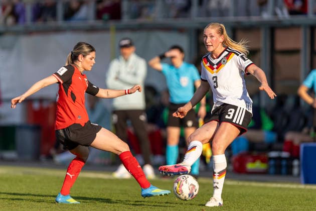AUT, Ried im Innkreis, Fußball, Frauen WM Qualifikation, 4. Spieltag, Oesterreich vs. Deutschland im Bild v.l.: Eileen Campbell (Austria 10), Camilla Kuever (Germany 03), Zweikampf 18.04.2026, BWT X Oberoesterreichische Arena Ried im Innkreis UEFA REGULATIONS PROHIBIT ANY USE OF PHOTOGRAPHS AS IMAGE SEQUENCES AND OR QUASI-VIDEO, Copyright: HMBxMedia PaulxFritz