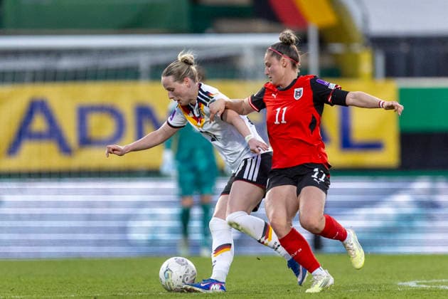 AUT, Ried im Innkreis, Fußball, Frauen WM Qualifikation, 4. Spieltag, Oesterreich vs. Deutschland im Bild v.l.: Franziska Kett (Germany 17), Carina Brunold (Austria 11), Zweikampf 18.04.2026, BWT X Oberoesterreichische Arena Ried im Innkreis UEFA REGULATIONS PROHIBIT ANY USE OF PHOTOGRAPHS AS IMAGE SEQUENCES AND OR QUASI-VIDEO, Copyright: HMBxMedia PaulxFritz