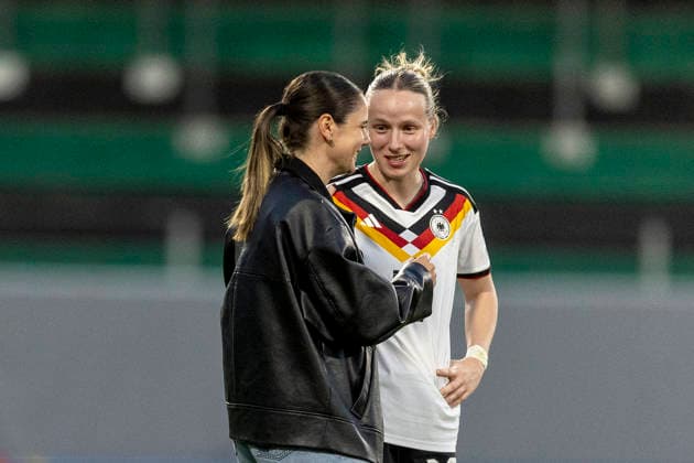 AUT, Ried im Innkreis, Fußball, Frauen WM Qualifikation, 4. Spieltag, Oesterreich vs. Deutschland im Bild v.l.: Sarah Zadrazil (Austria) verletzt, im Gespraech mit Franziska Kett (Germany 17), nach Abpfiff 18.04.2026, BWT X Oberoesterreichische Arena Ried im Innkreis UEFA REGULATIONS PROHIBIT ANY USE OF PHOTOGRAPHS AS IMAGE SEQUENCES AND OR QUASI-VIDEO, Copyright: HMBxMedia PaulxFritz