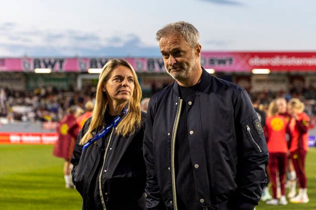 AUT, Ried im Innkreis, Fußball, Frauen WM Qualifikation, 4. Spieltag, Oesterreich vs. Deutschland im Bild v.l.: Nia Kuenzer ( Sportdirektorin Frauen Nationalmannschaft DFB ) , Christian Wueck (Coach Germany), nach Abpfiff, wirken enttaeuscht 18.04.2026, BWT X Oberoesterreichische Arena Ried im Innkreis UEFA REGULATIONS PROHIBIT ANY USE OF PHOTOGRAPHS AS IMAGE SEQUENCES AND OR QUASI-VIDEO, Copyright: HMBxMedia PaulxFritz