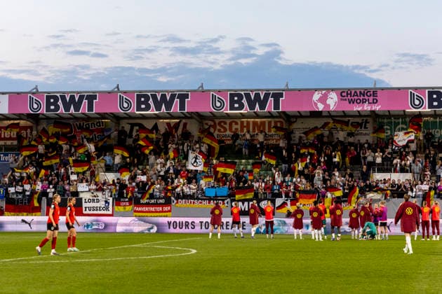 AUT, Ried im Innkreis, Fußball, Frauen WM Qualifikation, 4. Spieltag, Oesterreich vs. Deutschland im Bild v.l.: Fanblock von Deutschland verabschiedet die Mannschaft nach dem Spiel, es werden Deutschlandfahnen geschwenkt 18.04.2026, BWT X Oberoesterreichische Arena Ried im Innkreis UEFA REGULATIONS PROHIBIT ANY USE OF PHOTOGRAPHS AS IMAGE SEQUENCES AND OR QUASI-VIDEO, Copyright: HMBxMedia PaulxFritz
