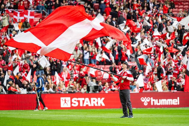 Denmark v Italy, Women™s World Cup Qualification, Copenhagen, Denmark Copenhagen, Denmark. 18th, April 2026. A volunteer seen with a giant flag of Denmark at the Women™s World Cup Qualifier between Denmark and Italy at Parken in Copenhagen. Denmark, Copenhagen  Copyright: xGonzalesxPhoto TobiasxJorgensenx