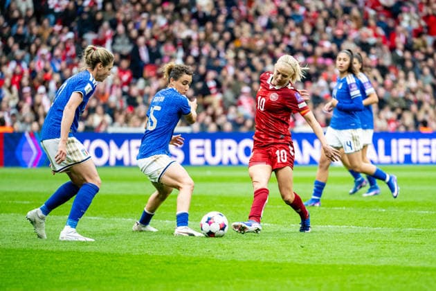 Denmark v Italy, Women™s World Cup Qualification, Copenhagen, Denmark Copenhagen, Denmark. 18th, April 2026. Pernille Harder (10) of Denmark and Angelica Soffia (15) of Italy seen during the Women™s World Cup Qualifier between Denmark and Italy at Parken in Copenhagen. Denmark, Copenhagen  Copyright: xGonzalesxPhoto TobiasxJorgensenx
