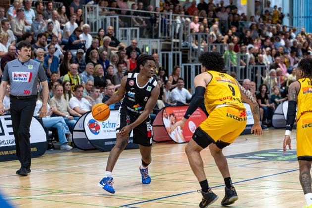 Efosa K Irobun Osawe (Paderborn Baskets, 00) Tylan James Pope (Bozic Estriche Knights Kirchheim, 09) GER, Bozic Estriche Knights Kirchheim vs. Paderborn Baskets, BARMER 2. Basketball Bundesliga, 32. Spieltag, Saison 2025 2026, 18.04.2026 , GER, Bozic Estriche Knights Kirchheim vs. Paderborn Baskets, BARMER 2. Basketball Bundesliga, 32. Spieltag, Saison 2025 2026, 18.04.2026 Foto: Eibner-Pressefoto Nina Sander Kirchheim an der Teck Copyright: xEibner-Pressefoto NinaxSanderx EP_NSR