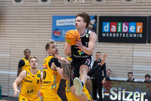 Lucas Mayer (Bozic Estriche Knights Kirchheim, 08) KIr10 Jonathan Klussmann (Paderborn Baskets, 71) GER, Bozic Estriche Knights Kirchheim vs. Paderborn Baskets, BARMER 2. Basketball Bundesliga, 32. Spieltag, Saison 2025 2026, 18.04.2026 , GER, Bozic Estriche Knights Kirchheim vs. Paderborn Baskets, BARMER 2. Basketball Bundesliga, 32. Spieltag, Saison 2025 2026, 18.04.2026 Foto: Eibner-Pressefoto Nina Sander Kirchheim an der Teck Copyright: xEibner-Pressefoto NinaxSanderx EP_NSR