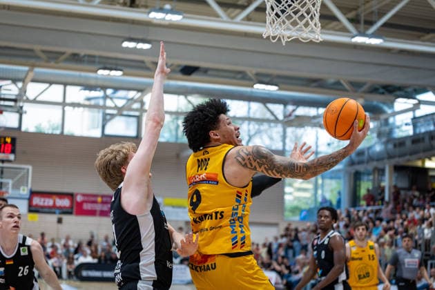 Karl Buehner (Paderborn Baskets, 11) Tylan James Pope (Bozic Estriche Knights Kirchheim, 09) GER, Bozic Estriche Knights Kirchheim vs. Paderborn Baskets, BARMER 2. Basketball Bundesliga, 32. Spieltag, Saison 2025 2026, 18.04.2026 , GER, Bozic Estriche Knights Kirchheim vs. Paderborn Baskets, BARMER 2. Basketball Bundesliga, 32. Spieltag, Saison 2025 2026, 18.04.2026 Foto: Eibner-Pressefoto Nina Sander Kirchheim an der Teck Copyright: xEibner-Pressefoto NinaxSanderx EP_NSR