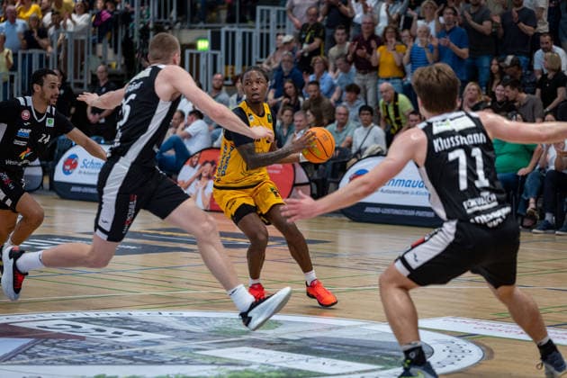 Matej Silic (Paderborn Baskets, 05) Charles Tyorne Harris Jr. (Bozic Estriche Knights Kirchheim, 03) Jonathan Klussmann (Paderborn Baskets, 71) GER, Bozic Estriche Knights Kirchheim vs. Paderborn Baskets, BARMER 2. Basketball Bundesliga, 32. Spieltag, Saison 2025 2026, 18.04.2026 , GER, Bozic Estriche Knights Kirchheim vs. Paderborn Baskets, BARMER 2. Basketball Bundesliga, 32. Spieltag, Saison 2025 2026, 18.04.2026 Foto: Eibner-Pressefoto Nina Sander Kirchheim an der Teck Copyright: xEibner-Pressefoto NinaxSanderx EP_NSR
