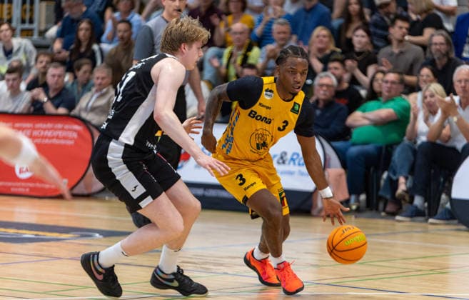 Chuck Harris (Bozic Estriche Knights Kirchheim, 03) gegen Karl Buehner (Paderborn Baskets, 11). Bozic Estriche Knights Kirchheiml vs Paderborn Baskets, Basketball,Barmer Basketball 2. Bundesliga ProA, Spieltag 32, Saison 2025 2026, 18.04.2026, Bozic Estriche Knights Kirchheiml vs Paderborn Baskets, Basketball,Barmer Basketball 2. Bundesliga ProA, Spieltag 32, Saison 2025 2026, 18.04.2026 Kirchheim Copyright: xEibner-Pressefoto DavidexDixGiovx EP_DGI