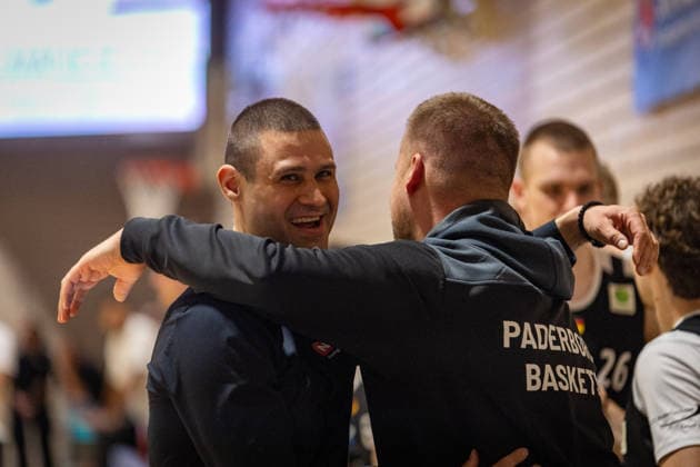 Milos Stankovic (Coach Paderborn Baskets) bejubelt den Sieg uber die Bozic Estriche Knights Kirchheim. Bozic Estriche Knights Kirchheiml vs Paderborn Baskets, Basketball,Barmer Basketball 2. Bundesliga ProA, Spieltag 32, Saison 2025 2026, 18.04.2026, Bozic Estriche Knights Kirchheiml vs Paderborn Baskets, Basketball,Barmer Basketball 2. Bundesliga ProA, Spieltag 32, Saison 2025 2026, 18.04.2026 Kirchheim Copyright: xEibner-Pressefoto DavidexDixGiovx EP_DGI