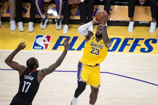 (260419) -- LOS ANGELES, April 19, 2026 -- Los Angeles Lakers LeBron James (R) shoots against Houston Rockets Tari Eason during the 2025-2026 NBA, Basketball Herren, USA first-round playoff series basketball match between Los Angeles Lakers and Houston Rockets in Los Angeles, the United States, April 18, 2026. (Photo by Xinhua) (SP)U.S.-LOS ANGELES-BASKETBALL-NBA-PLAYOFFS-LAKERS VS ROCKETS RingoxChiu 