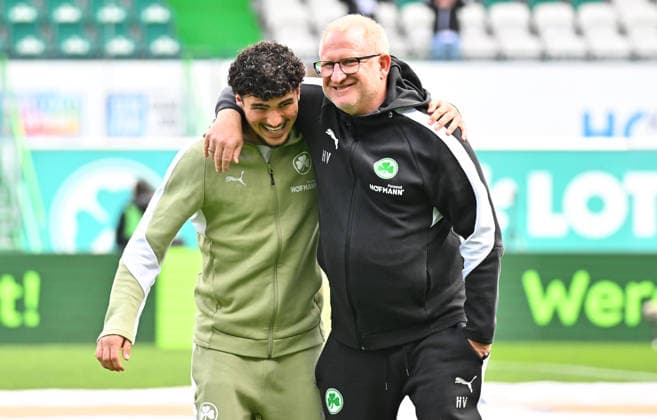 19.04.2026 - Fussball - Saison 2025 2026 - 2. Fussball - Bundesliga - 30. Spieltag: SpVgg Greuther Fürth ( Kleeblatt ) - SV Darmstadt 98 ( Lilien ) - Sportfoto Zink MeZi - xmexzix - DFL regulations prohibit any use of photographs as image sequences and or quasi-video - only for editorial use - Mehmet Avlayici (44, SpVgg Greuther Fürth ) Heiko Vogel ( Trainer SpVgg Greuther Fürth ) vor Spielbeginn happy