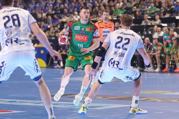 19.04.2026, xgox, Handball - DHB Pokal Spiel Platz 3 SC Magdeburg - TBV Lemgo Lippe emspor, v.l. Elvar Oern Jonsson (Magdeburg, 19), Adam Nyfjaell (Lemgo, 22) Zweikampf, Duell, Kampf, tackle Koeln