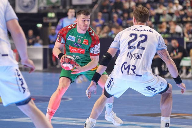 19.04.2026, xgox, Handball - DHB Pokal Spiel Platz 3 SC Magdeburg - TBV Lemgo Lippe emspor, v.l. Elvar Oern Jonsson (Magdeburg, 19), Adam Nyfjaell (Lemgo, 22) Zweikampf, Duell, Kampf, tackle Koeln