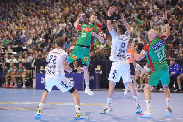 19.04.2026, xgox, Handball - DHB Pokal Spiel Platz 3 SC Magdeburg - TBV Lemgo Lippe emspor, v.l. Philipp Weber (Magdeburg, 20) wirft Tor, Torschuetze, erzielt Tor, Treffer, scores the goal Koeln