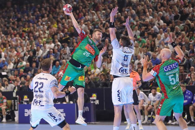 19.04.2026, xgox, Handball - DHB Pokal Spiel Platz 3 SC Magdeburg - TBV Lemgo Lippe emspor, v.l. Philipp Weber (Magdeburg, 20) wirft Tor, Torschuetze, erzielt Tor, Treffer, scores the goal Koeln